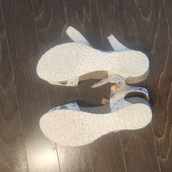 Think! Womens Hook And Loop Sandals White Floral - Picture 4 of 7